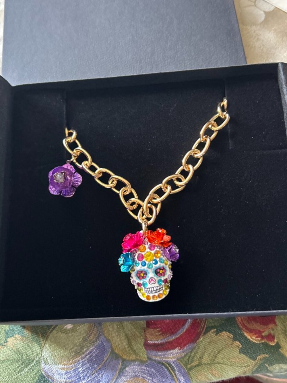 BETSEY JOHNSON  SKULL NECKLACE